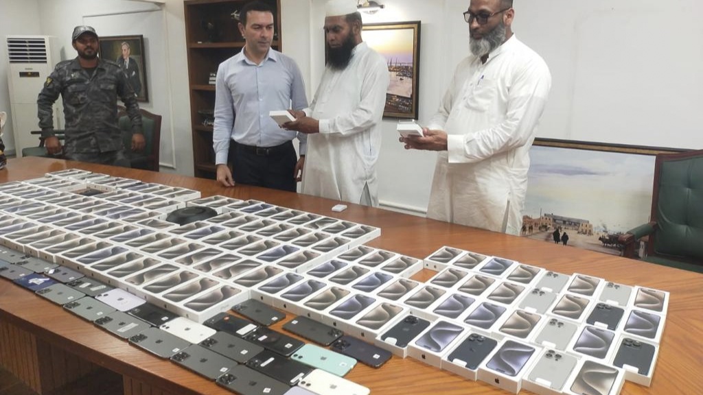 Customs Intelligence Karachi seizes 168 smuggled Iphones worth Rs.13 caroor.