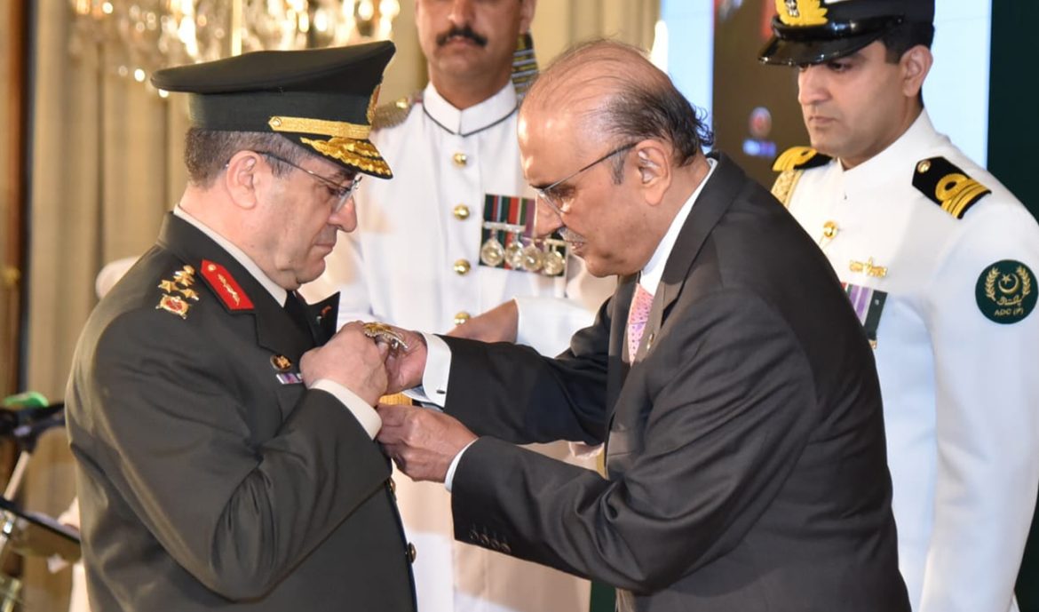 Pakistan confers military award on Turkish land forces commander