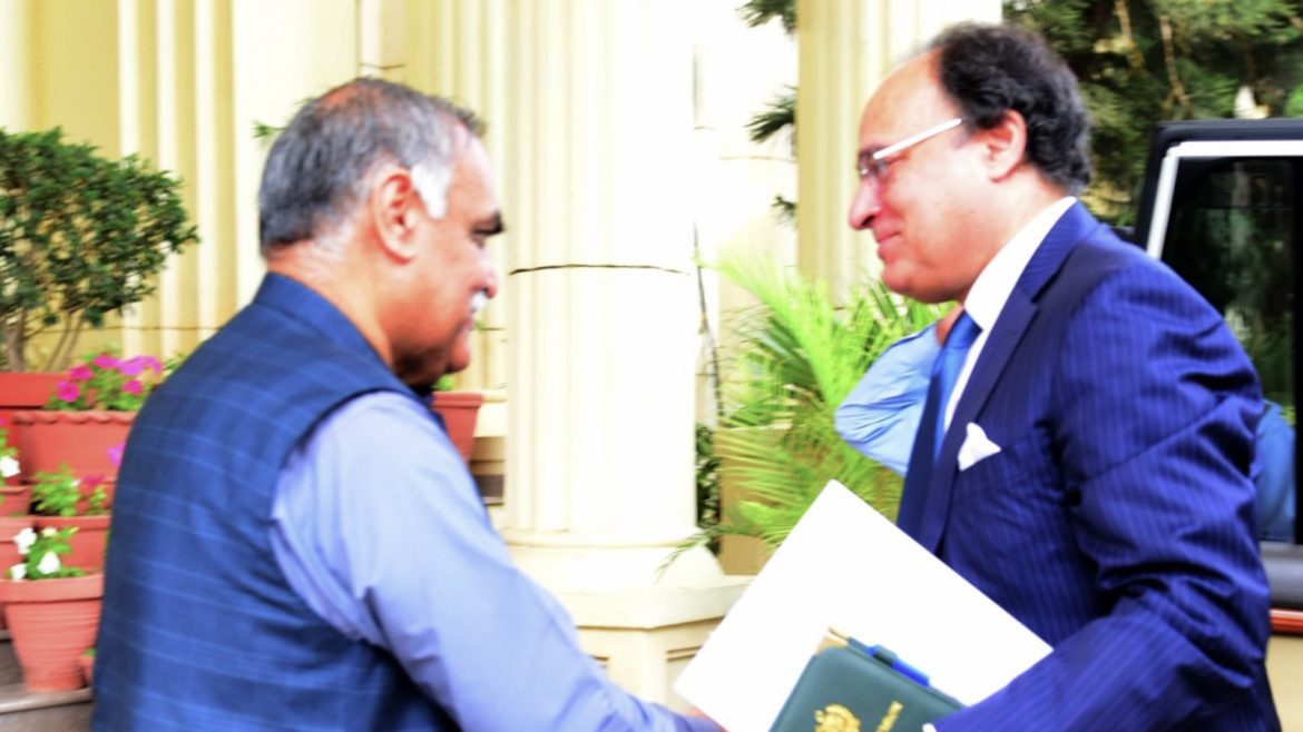 The Finance Minister discusses digitalization of FBR