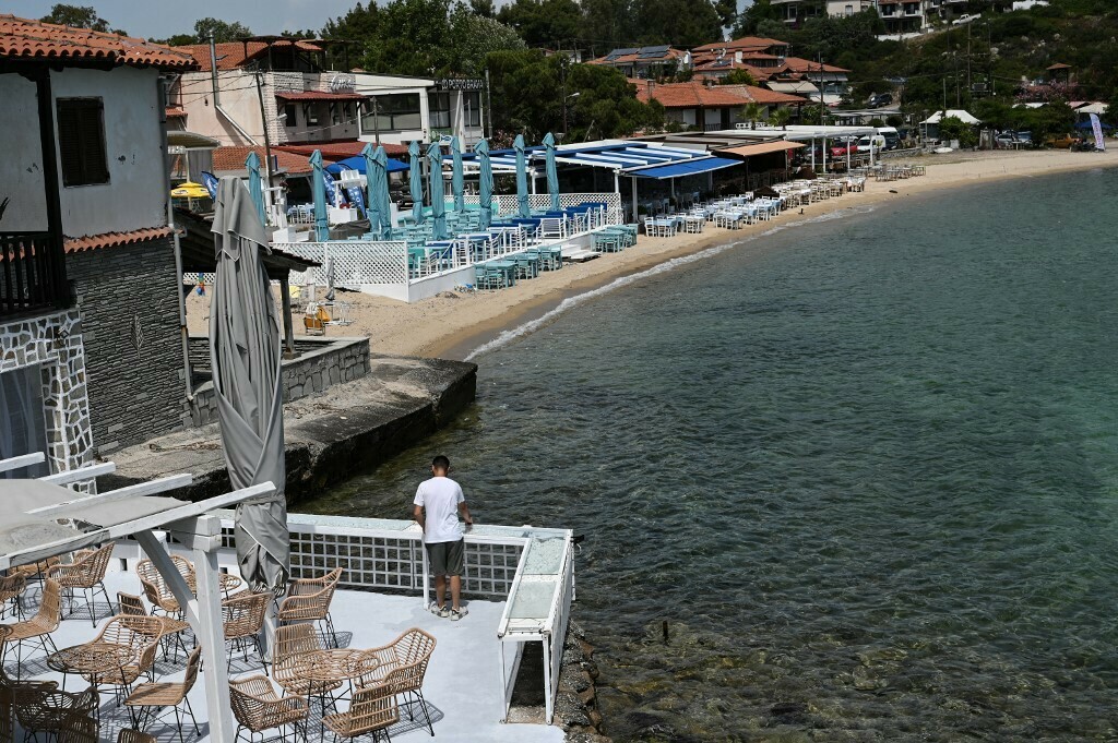 Sunbed wars: Greece tries to rein in beach chaos