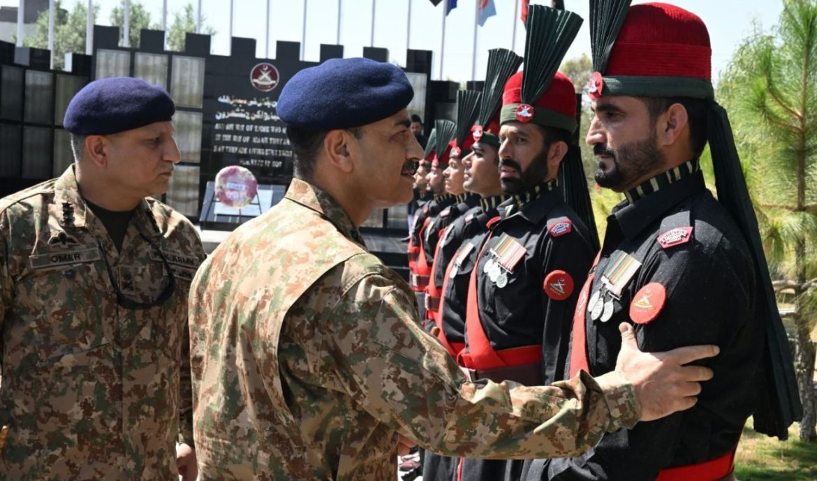 Pakistan’s army chief vows support for police during South Waziristan visit