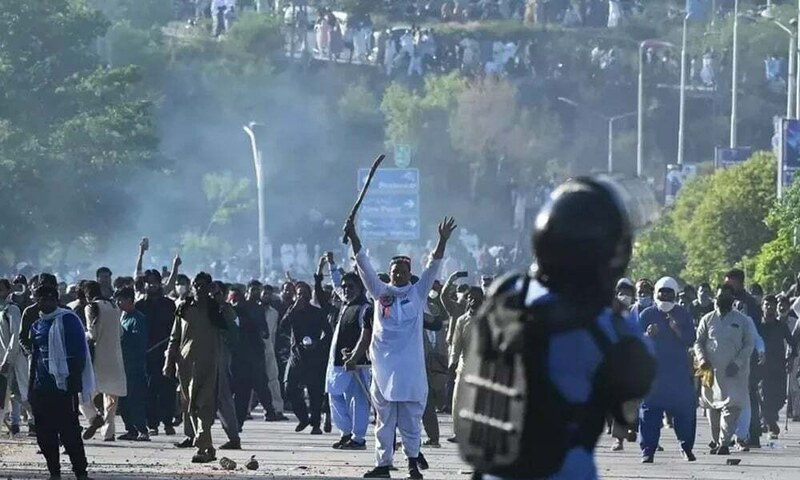 Lahore: PTI protesters, police clash