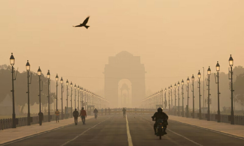 Visibility drops in parts of Delhi as pollution surges