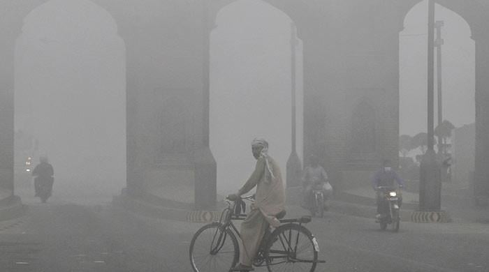 Punjab residents gasp in stubborn smog, toxic air shrouds KP’s Peshawar