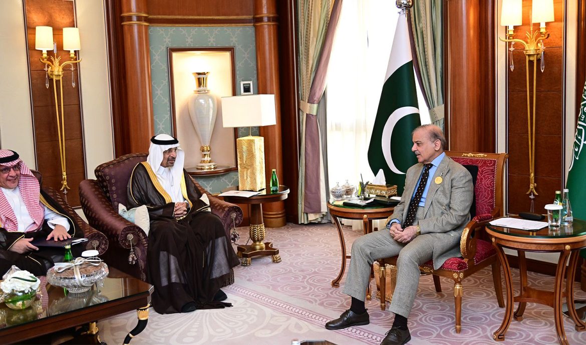 Pakistan PM meets Saudi investment minister, discusses progress on recently signed agreements 